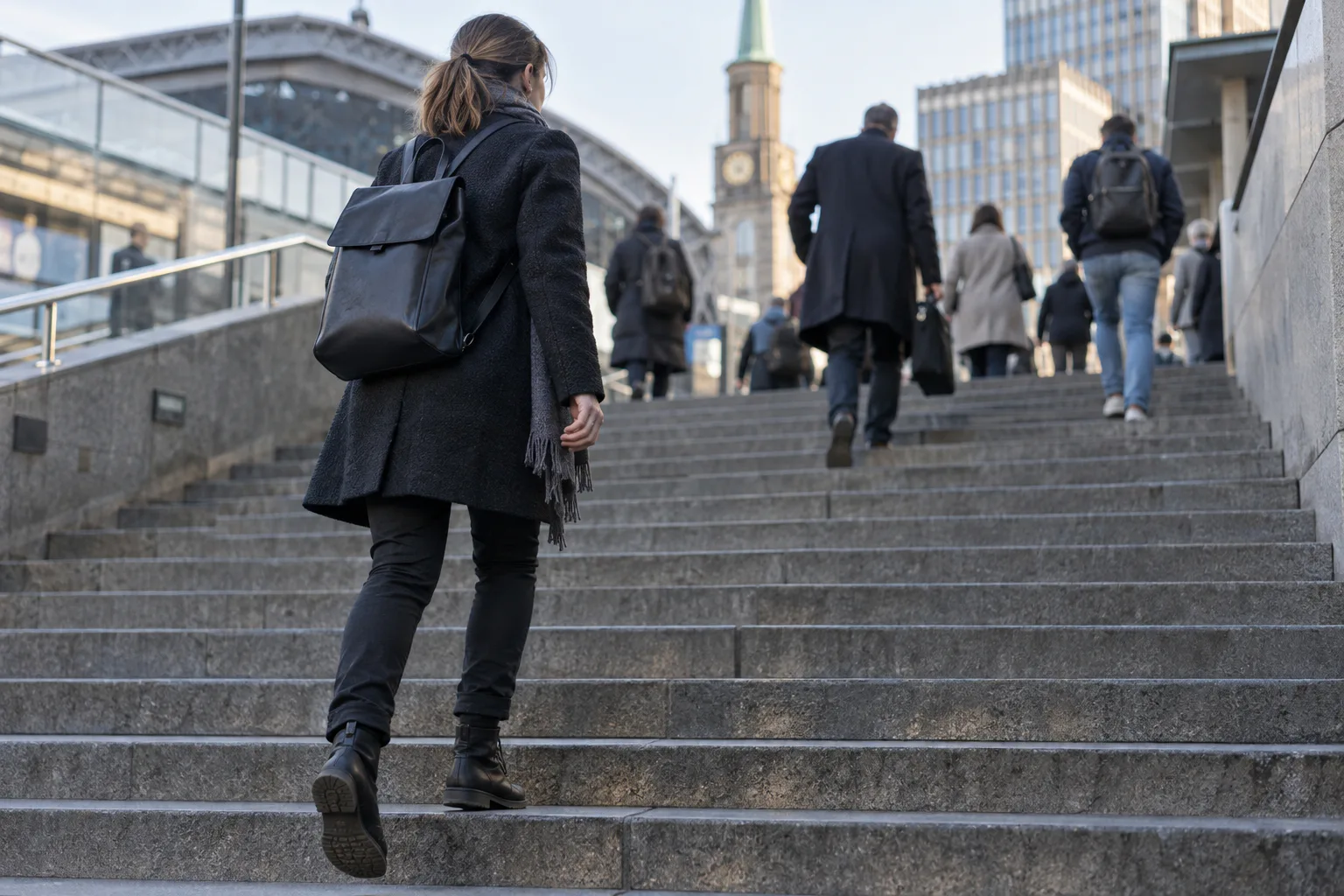 Frau nimmt im Alltag die Treppe